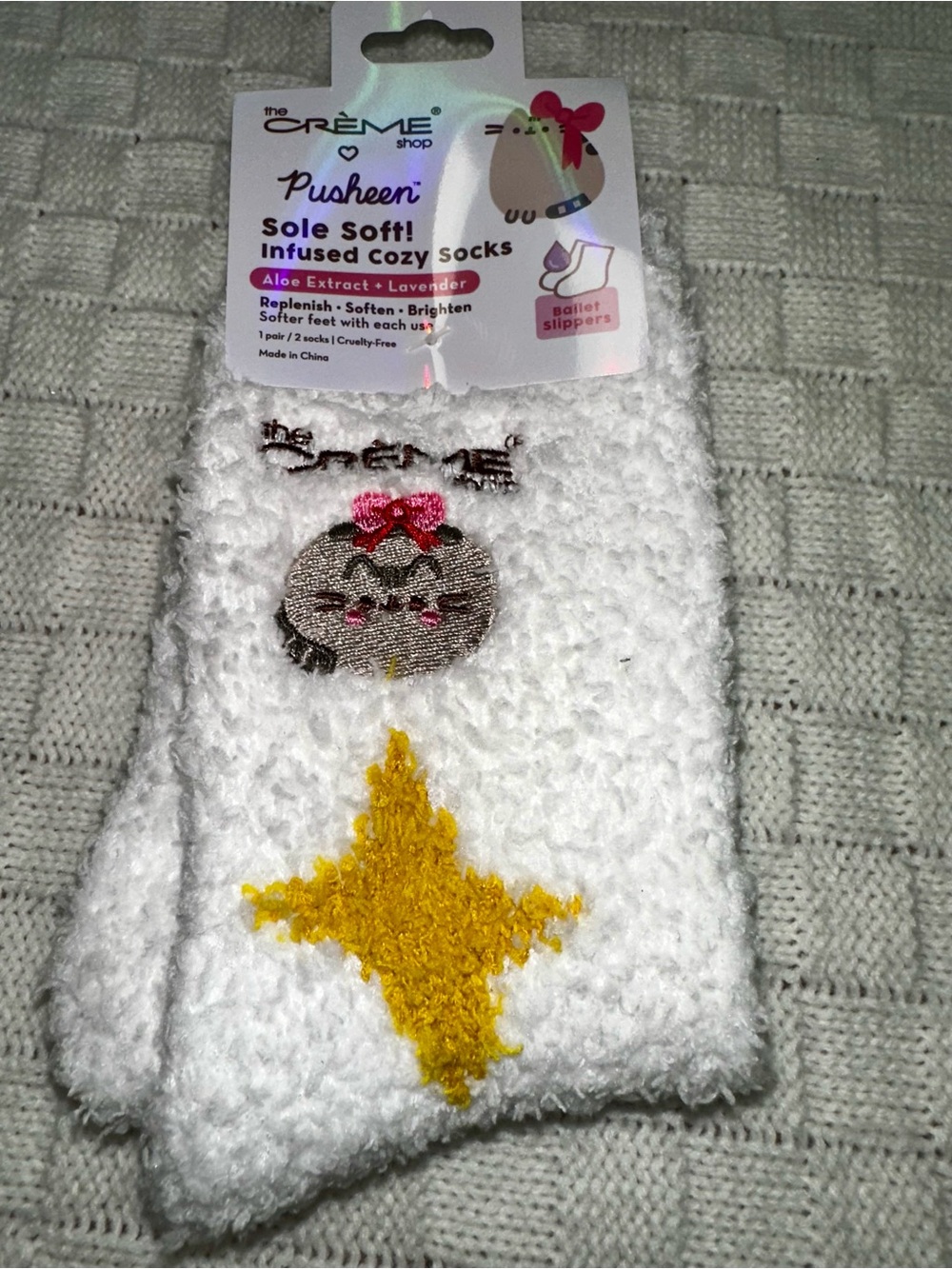 Creme shop Lush adult White Cozy Pusheen Socks with Yellow Star and Pink Bow